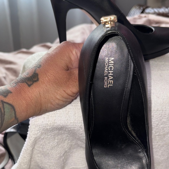 Michael Kors Classic Black Pumps with gold key lock on back of heel - Picture 6 of 10